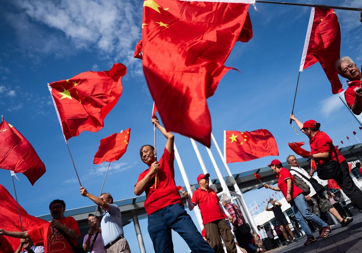 Simpatizantes de China celebran el 75 aniversario de su fundación, en Hong Kong