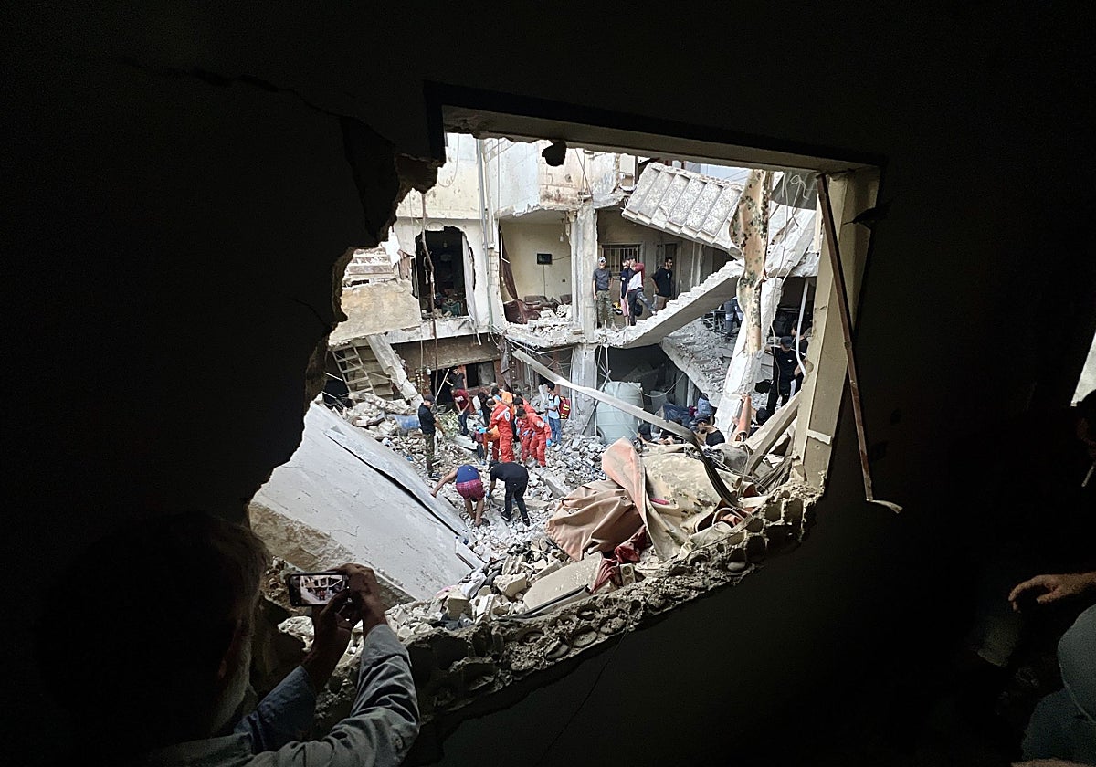 Un equipo de rescatistas realiza operaciones de búsqueda tras el ataque israelí a un campamento palestino en Sidón, Líbano