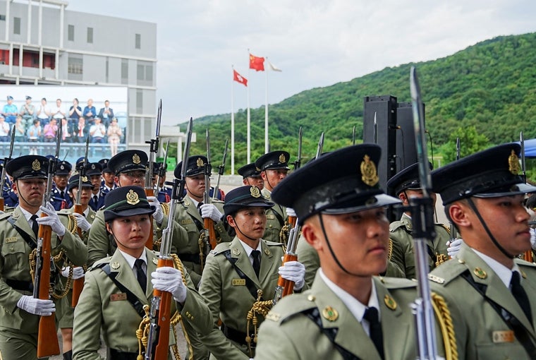 Funcionarios de aduanas realizan un simulacro durante un gran desfile para celebrar el 75 aniversario, en Hong Kong