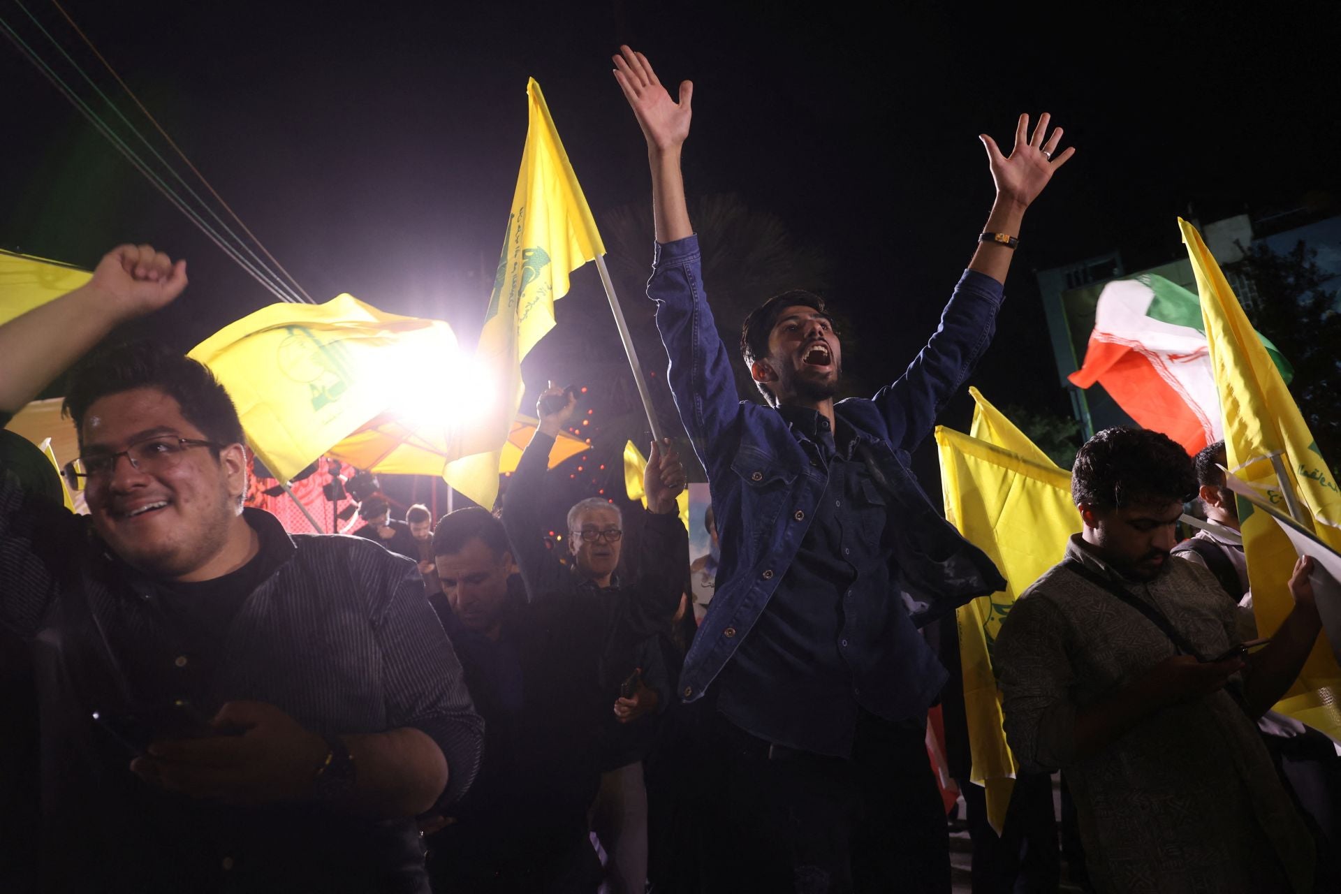 Varios iraníes  han salido a las calles de Teherán para celebrar el ataque a Israel