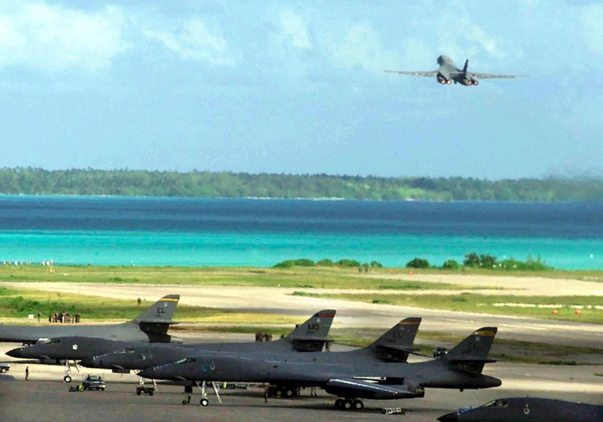 Un bombardero británico parte de Diego García, lugar donde se encuentra la base británica en Chagos.