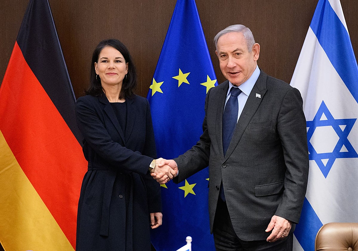Benjamin Netanyahu, primer ministro de Israel , estrecha la mano de Annalena Baerbock (izq.), ministra de Asuntos Exteriores de Alemania