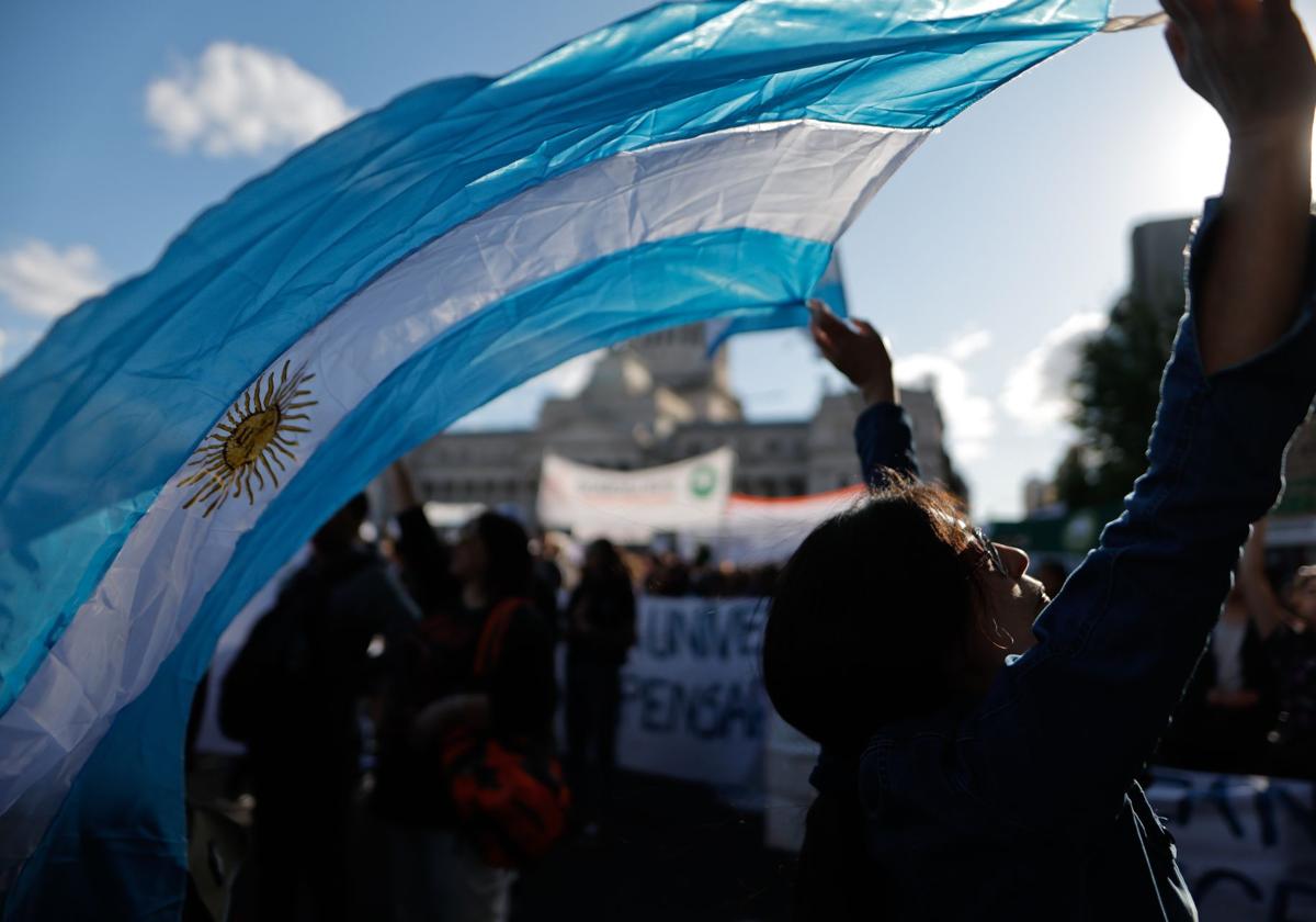 Marcha de profesores y alumnos de universidades públicas de Argentina