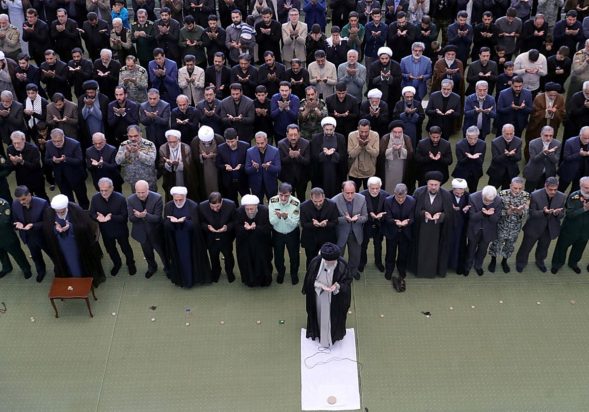 El ayatolá Ali Jamenei reza durante las oraciones del viernes en una ceremonia conmemorativa del difunto líder de Hizbolá, Nasrala, en Teherán, Irán