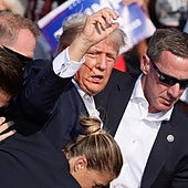 Pillan a Trump bromeando sobre la viuda del bombero muerto el día de su atentado