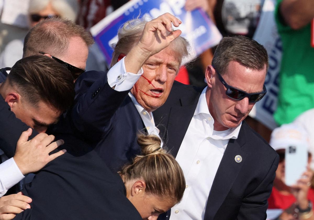 El expresidente de EE.UU. y candidato republicano a la Casa Blanca, Donald Trump, el día del atentado fallido en Pensilvania