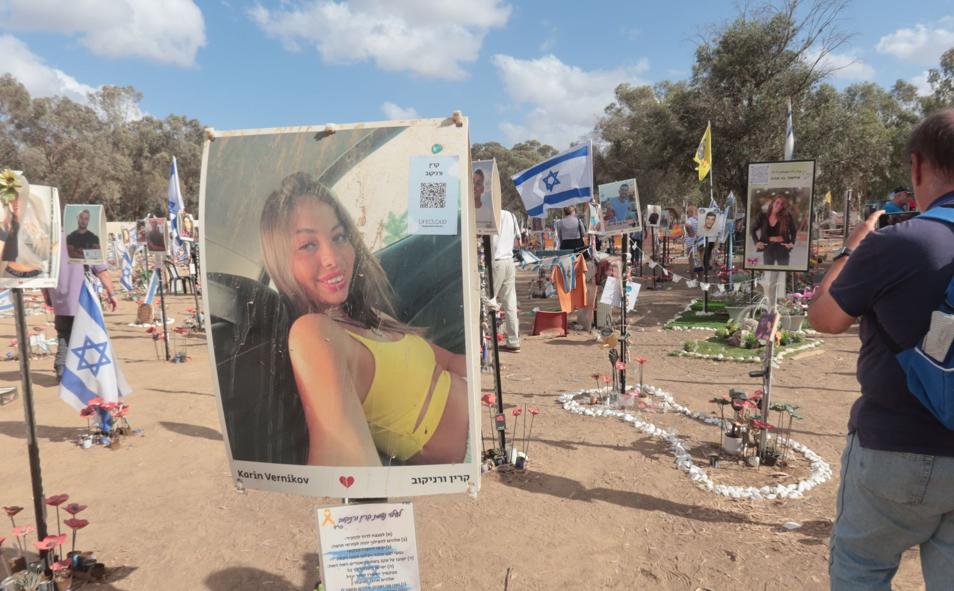 Imagen principal - Fotos de las víctimas, un cementerio, mensajes de cariño a los seres queridos perdidos... El recuerdo permanece vivo en el lugar del festival Nova