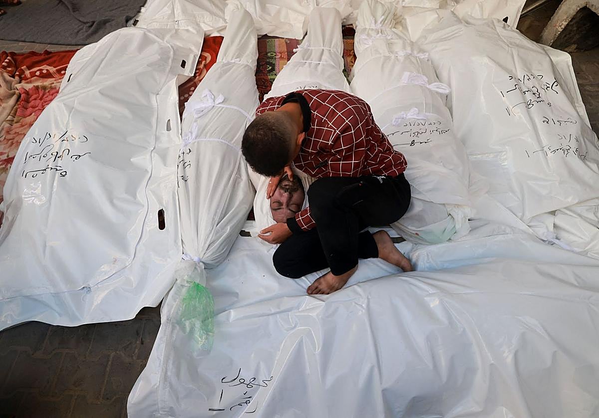 Un hombre, rodeado de cadáveres en Gaza