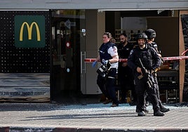 Un terrorista, abatido a tiros tras matar a una policía y herir a al menos diez personas en la ciudad israelí de Beersheba