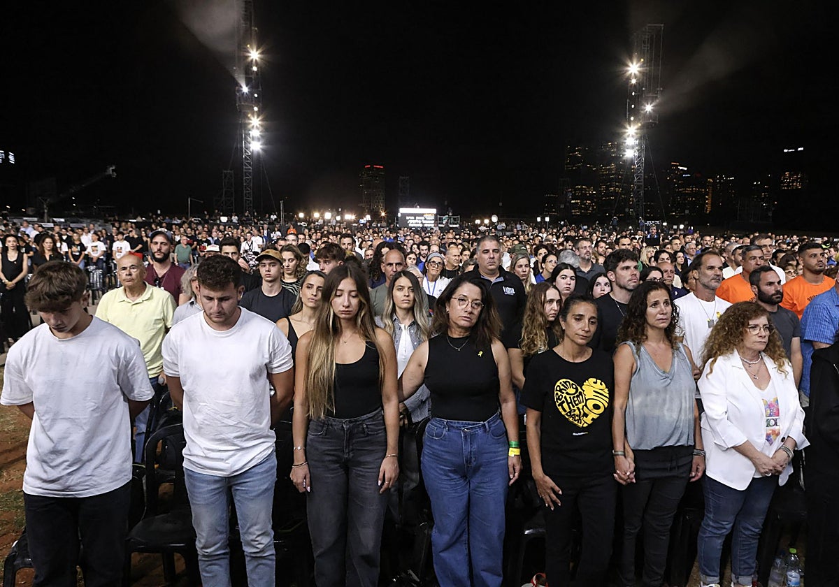Las familias de los rehenes conmemoran el primer aniversario de los ataques del 7 de octubre en Tel Aviv