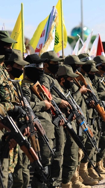 Combatientes hutíes ondean banderas libanesas y del Hezbolá durante una manifestación celebrada en Saná, la capital controlada por los hutíes