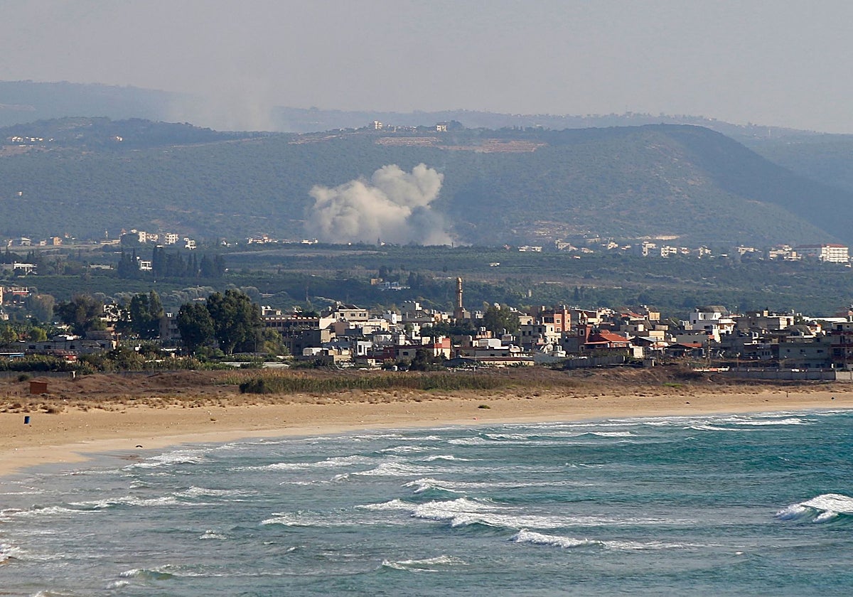 Esta imagen tomada desde la ciudad de Tiro, al sur del Líbano, muestra columnas de humo que salen del lugar que sufrió un ataque aéreo israelí