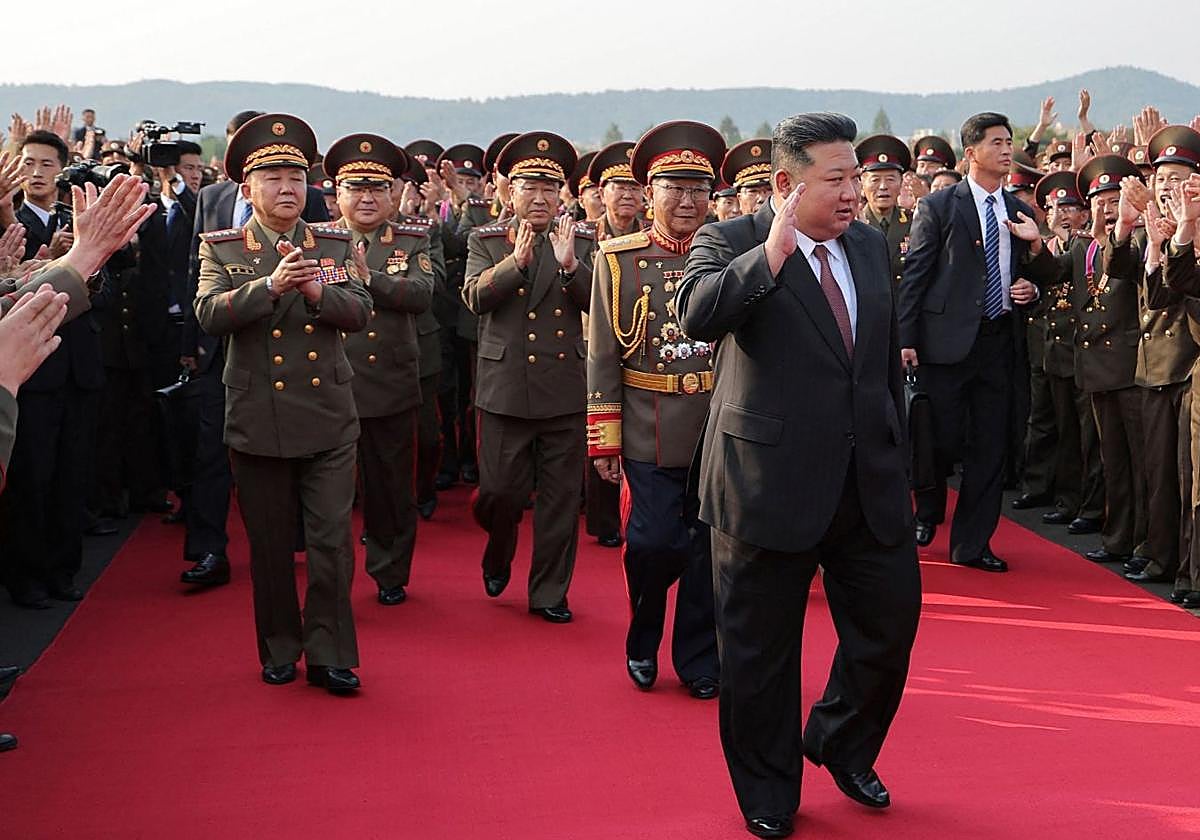 El presidente de Corea del Norte, Kim Yong Un, durante el desfile de las tropas militares