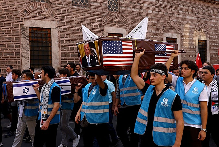 Manifestantes portan ataúdes simulados con las imágenes de Biden y Netanyahu durante una protesta propalestina en Estambul, Turquía