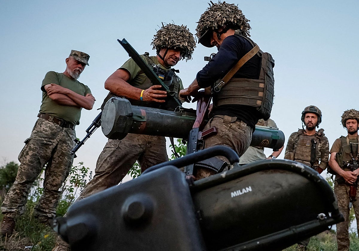 Militares ucranianos practican el uso de armas antitanque