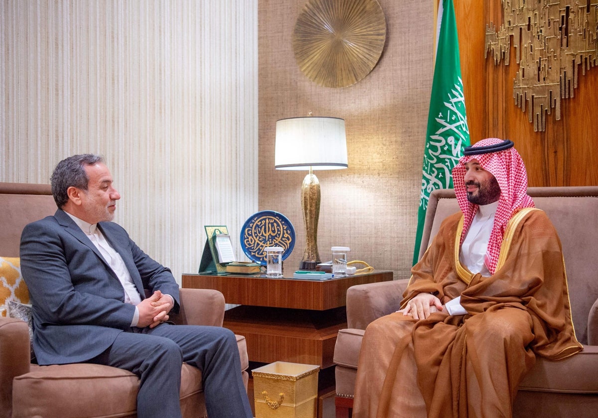 El ministro de Exteriores de Irán, Abbas Araghchi, con el Príncipe heredero de Arabia Saudí, Mohamed Bin Salman