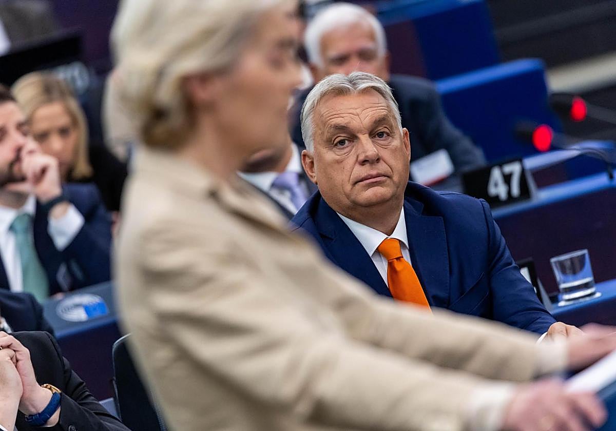 El primer ministro húngaro, Viktor Orban (C), mira mientras la presidenta de la Comisión Europea, Ursula Von der Leyen (I), lee su discurso