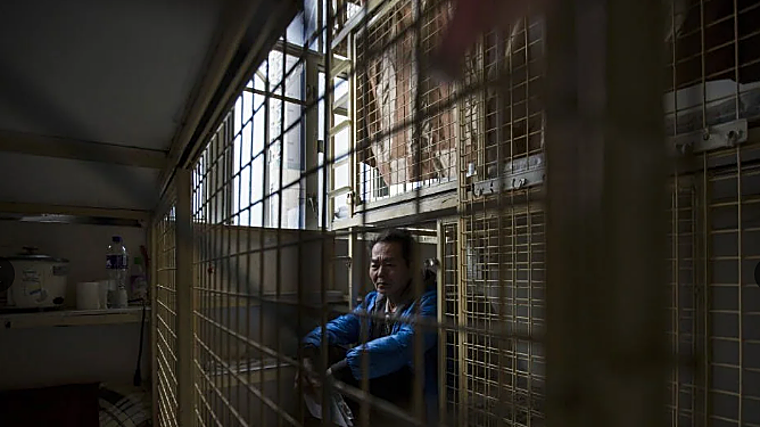 Hombre en una casa jaula