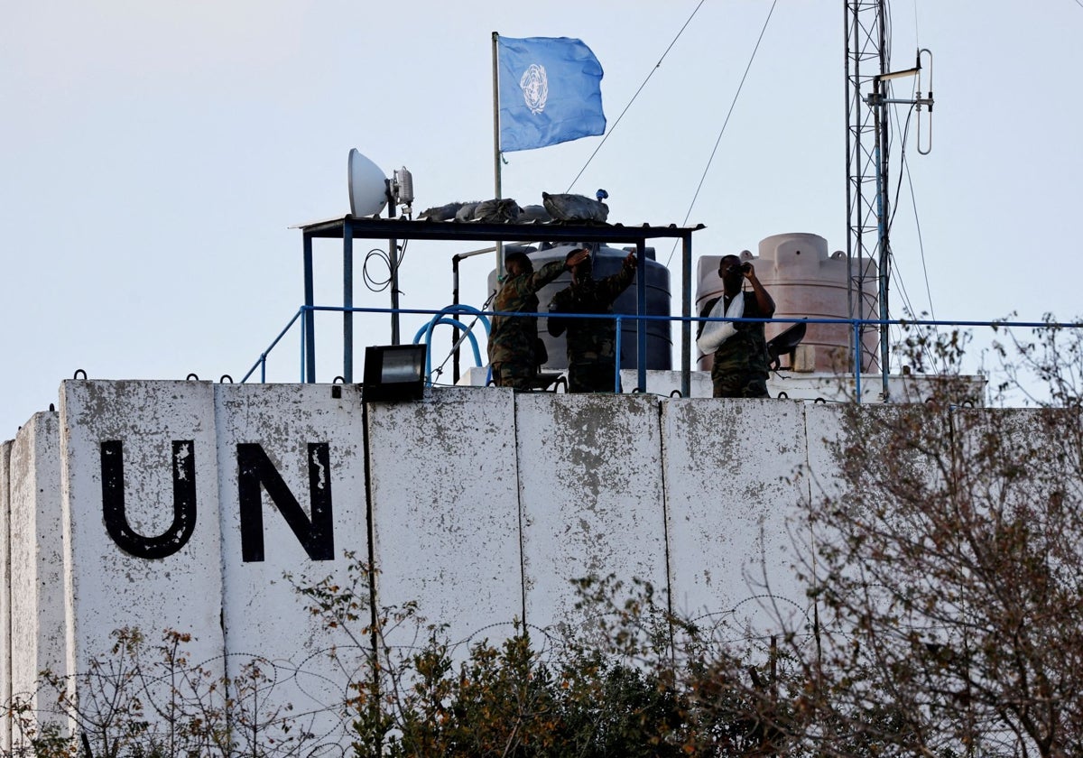 Miembros de las fuerzas de paz de las Naciones Unidas ( FPNUL ) observan la frontera entre Líbano e Israel