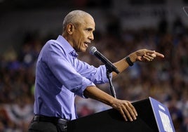 Obama ataca a Trump y exige a los hombres negros que se dejen de «excusas» y voten a Kamala Harris