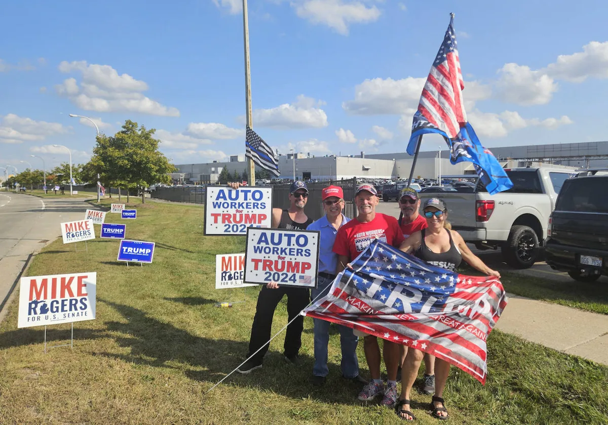 Brian Pannebecker (en el centro) y otros sindicalistas de la automoción partidarios de Trump, ante la planta de ensamblaje de Ford en Wayne (Míchigan)