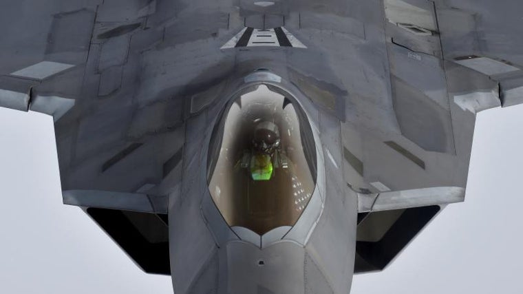 Un piloto en un F-22 Raptor