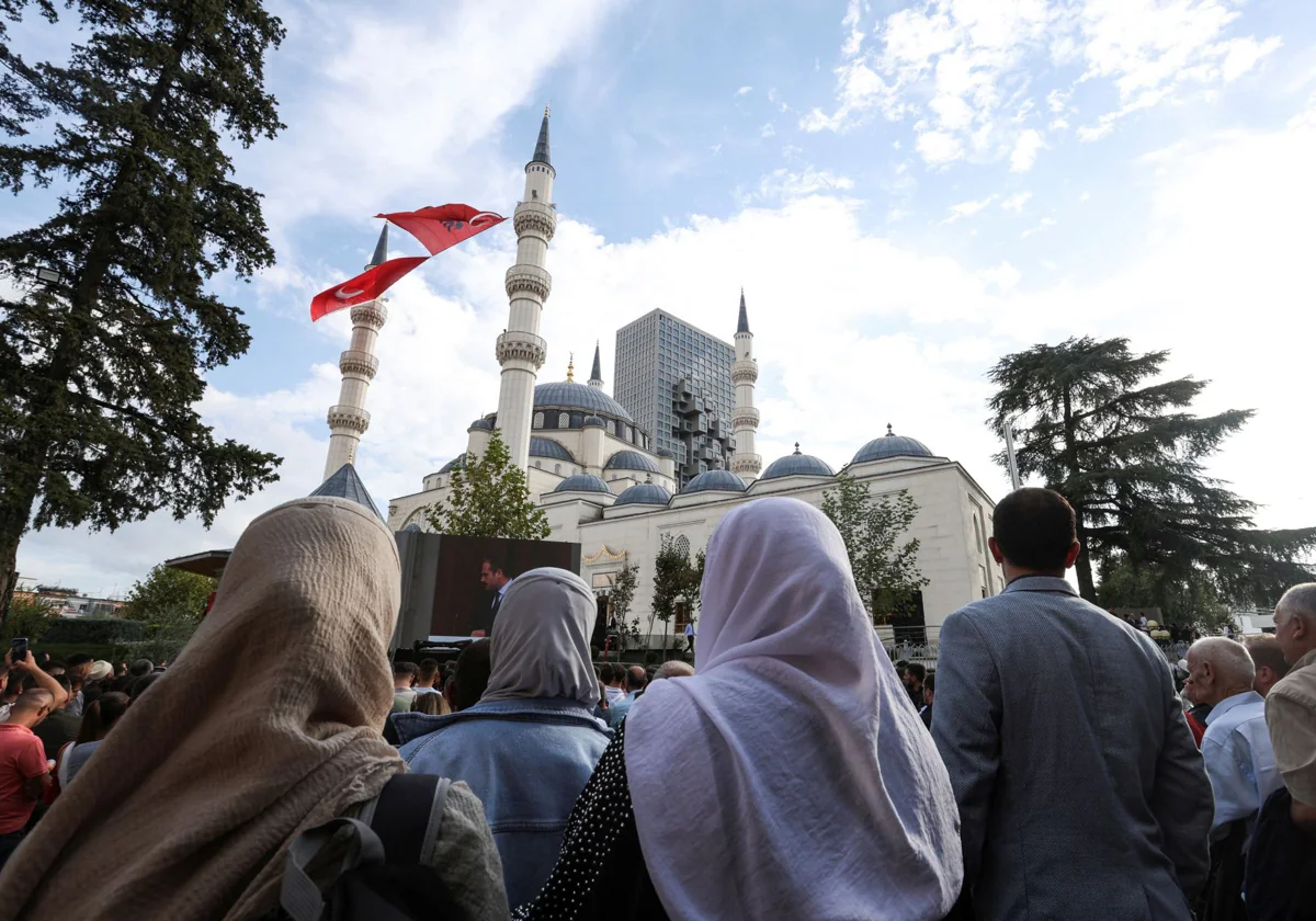 La gente se reúne el día de la inauguración de la Gran Mezquita de Tirana o Mezquita Namazgah , la mezquita más grande de los Balcanes, en Tirana