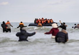 Llegan casi 500 inmigrantes a Reino Unido en nueve embarcaciones a través del canal de la Mancha