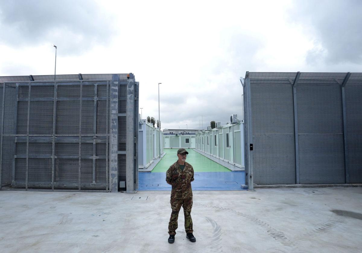 Un oficial italiano en la puerta de uno de los centros de acogida