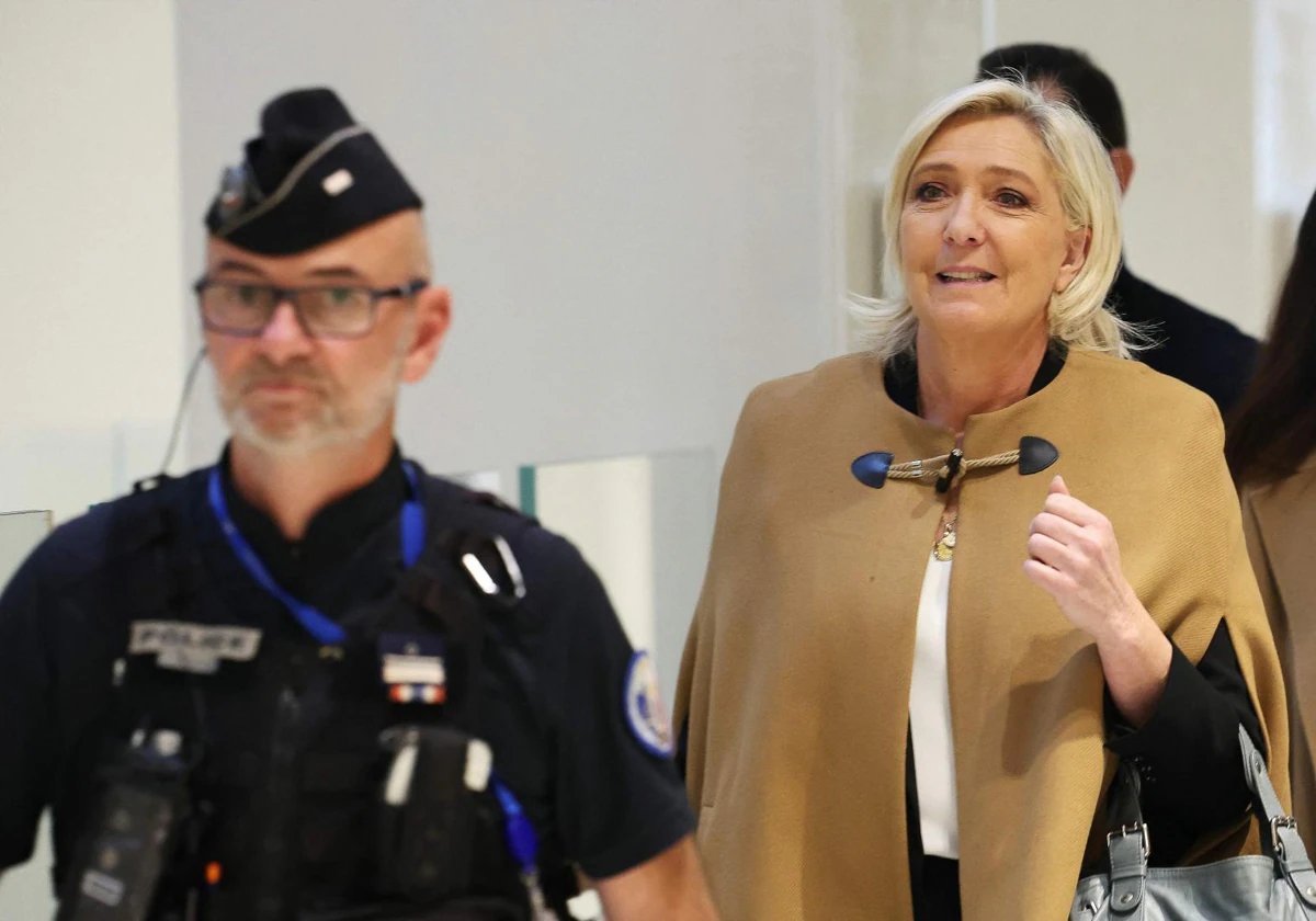 La diputada francesa de extrema derecha de la Agrupación Nacional (RN) Marine Le Pen llega al tribunal de París para ser juzgada por sospecha de malversación de fondos públicos europeos