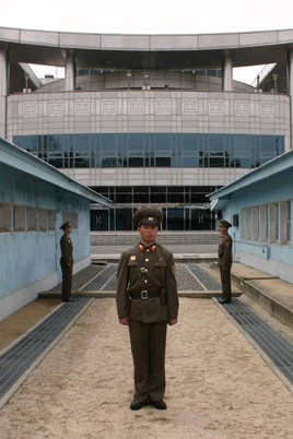 La frontera cerrada entre las dos Coreas en el puesto de Panmunjom, desde el lado del Norte