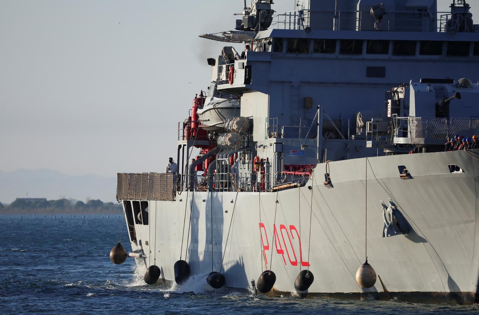 El buque 'Libra' llegando al puerto de Albania