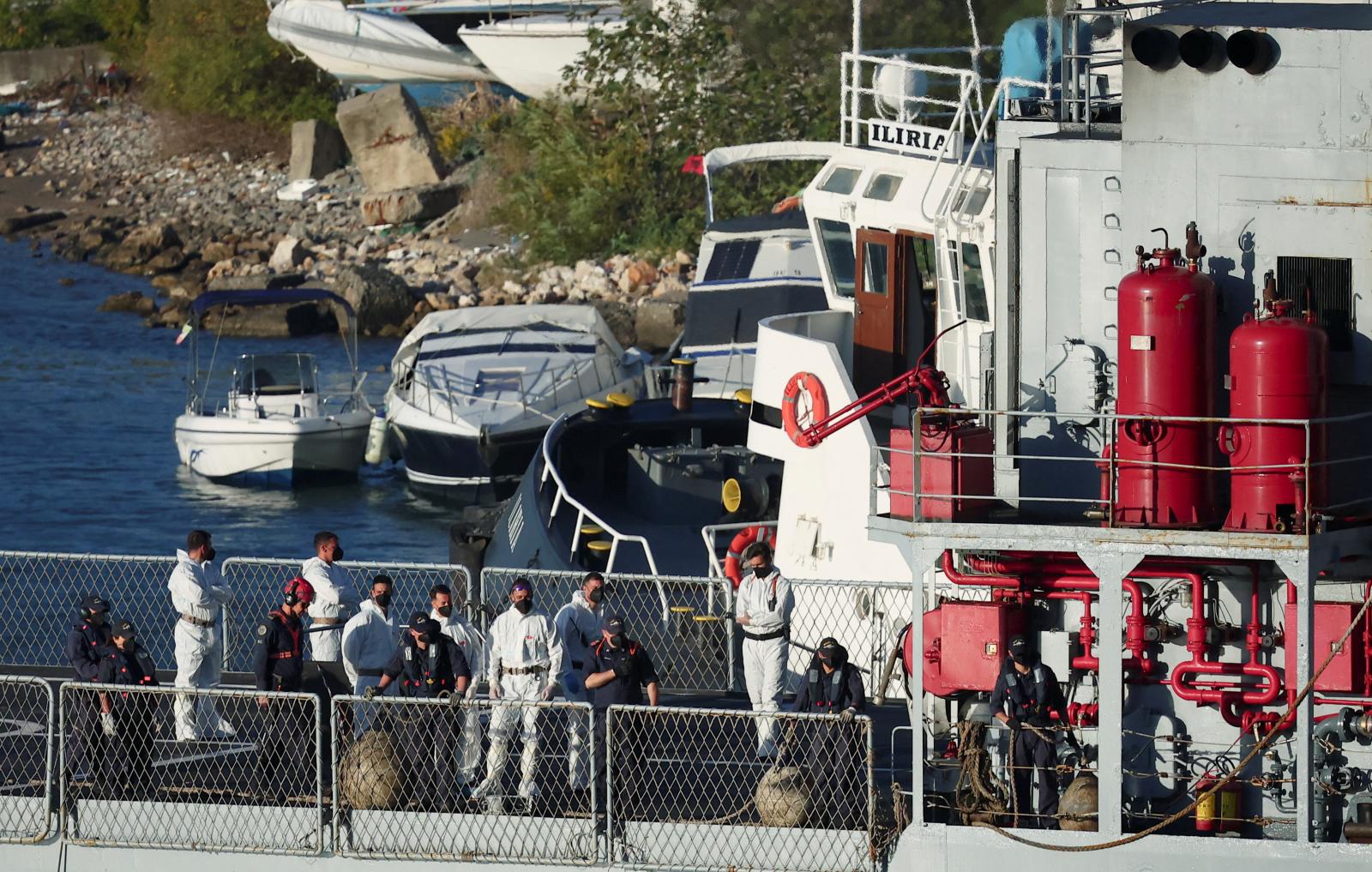 El buque 'Libra' desembarcando en el puerto de Albania