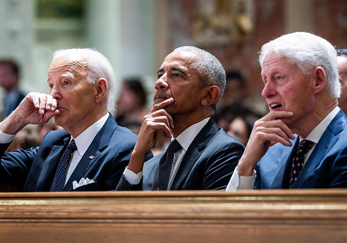 Joe Biden junto a Barack Obama y Bill Clinton en el funeral de la madre de Robert Kennedy