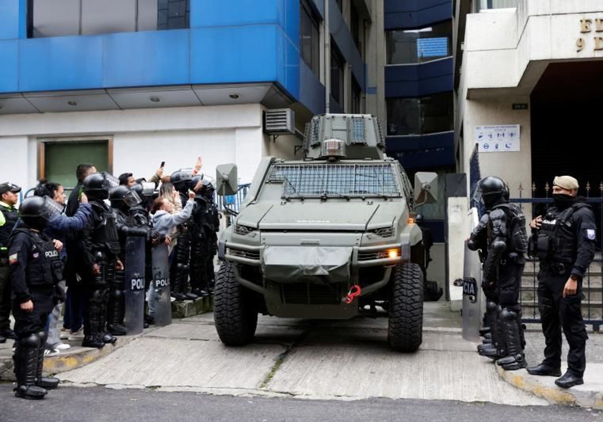 Las Fuerzas de seguridad ecuatorianas realizan un traslado del exvicepresidente Jorge Glas