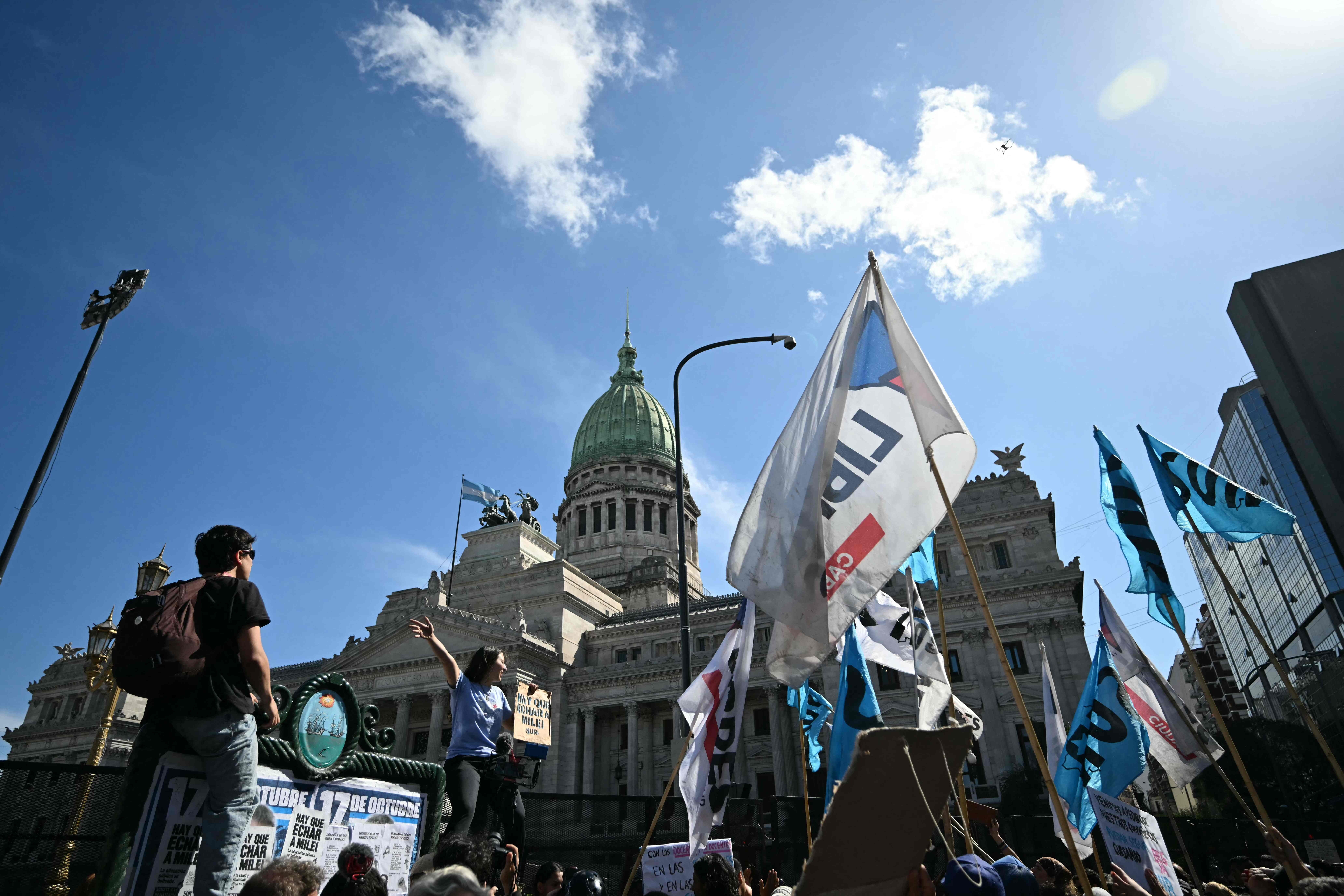 Protestas frente al Congreso argentino contra el veto del Gobierno de Javier Milei a la Ley de Financiamiento, el pasado 9 de octubre