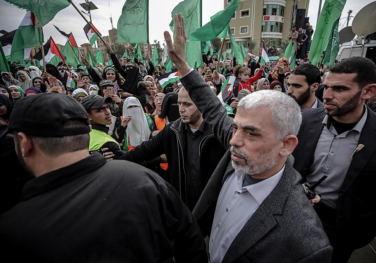 Sinwar saluda a sus seguidores en Gaza