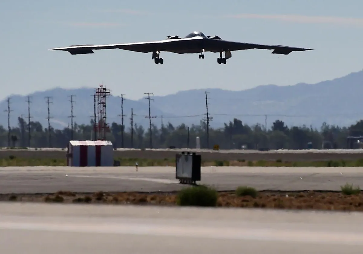 Un bombardero furtivo B-2 aterriza en el Centro de Excelencia de Integración Aeronáutica de Palmdale, California