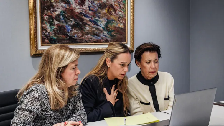 Popoli (izquierda), Tintori y Mendoza, durante un momento de la conversación con Carolina Ribera desde Bolivia