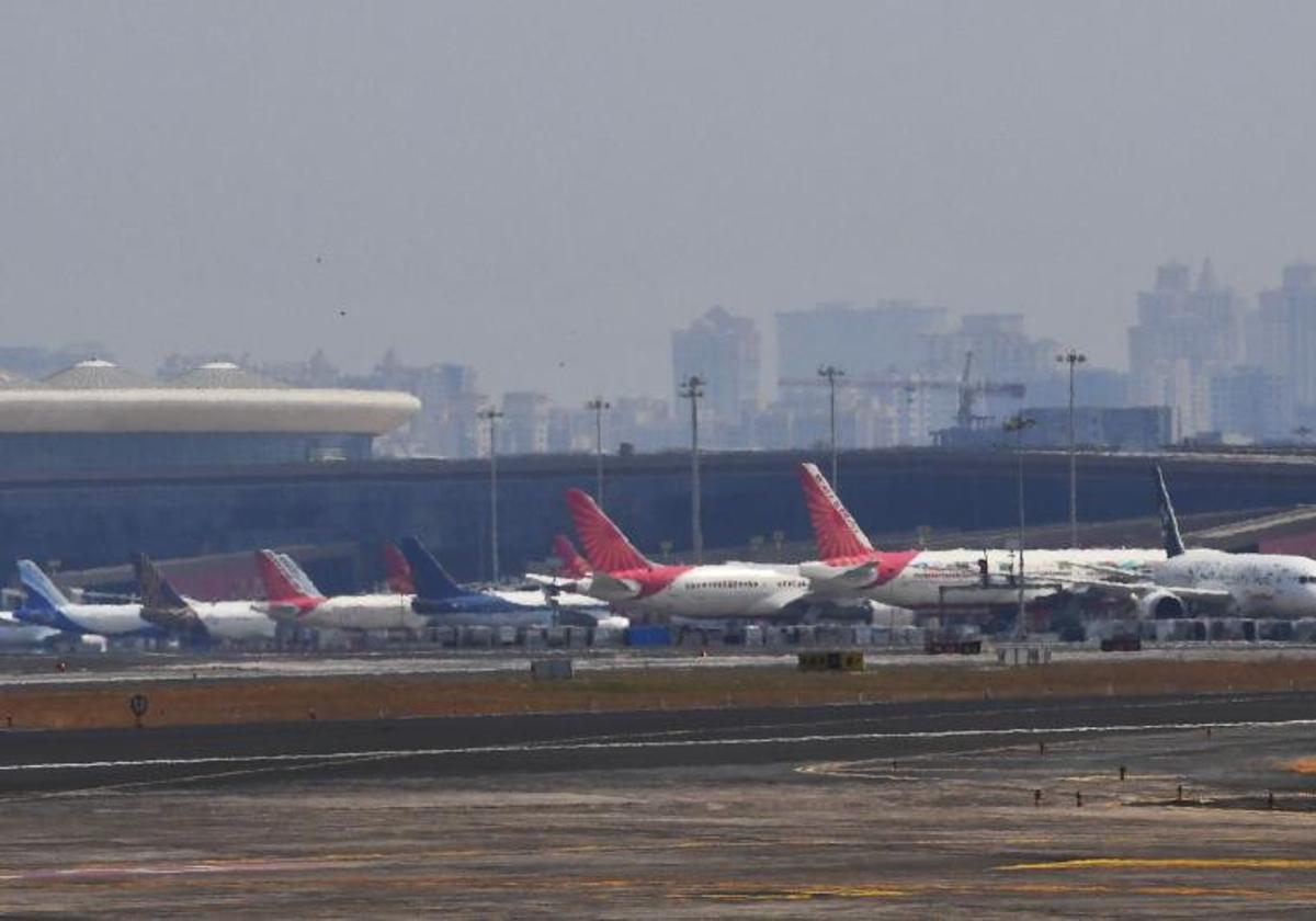 Aviones en la entrada del Aeropuerto Internacional Chattrapati Shivaji (Mumbai, India) en una imagen de archivo