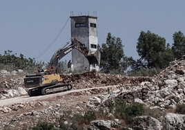 Una excavadora militar israelí derriba una torre de observación de los 'cascos azules' en el sur de Líbano