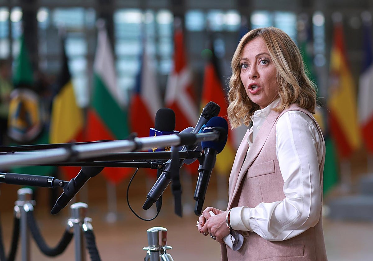 La primera ministra italiana, Giorgia Meloni, habla con los medios de comunicación tras la cumbre UE-Consejo de Cooperación del Golfo (CCG) en Bruselas.