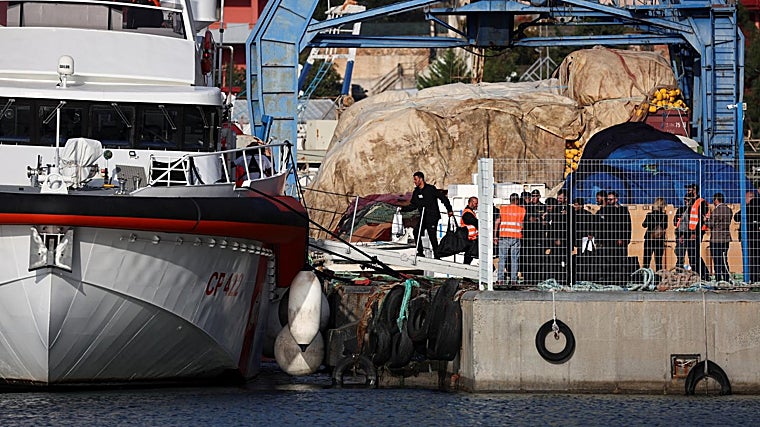 Los inmigrantes que fueron detenidos en un centro de acogida en Albania abordan un barco de la guardia costera para regresar a Italia