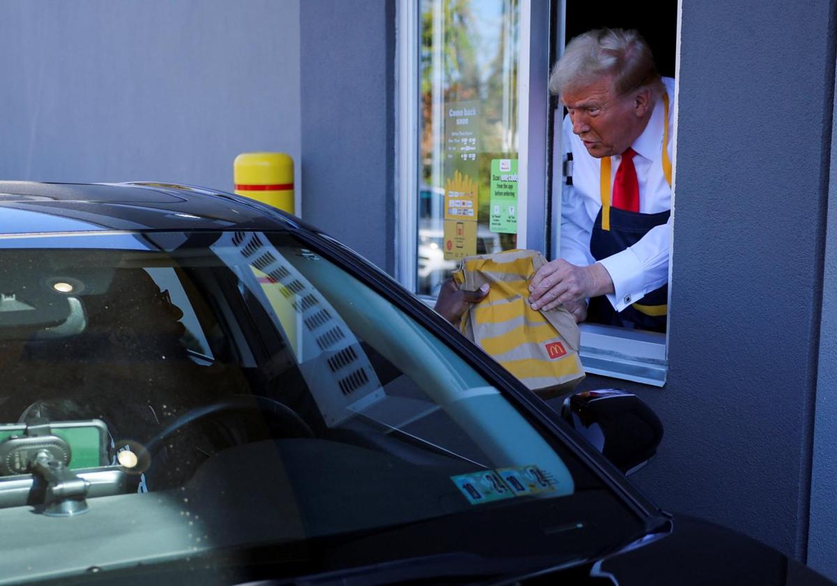 El candidato presidencial republicano, Donald Trump, sirve comida en un restaurante McDonald's en Feasterville-Trevose, Pensilvania (EE.UU)