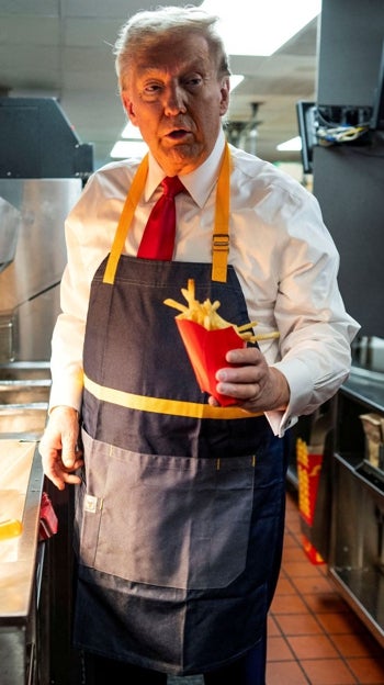 Donald Trump, durante su visita a un restaurante de McDonald's