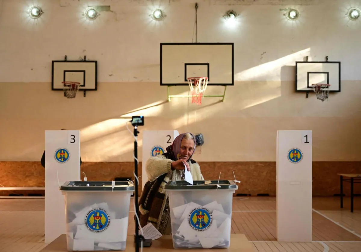 Una mujer emite su voto para las elecciones presidenciales y el referéndum sobre la adhesión a la Unión Europea