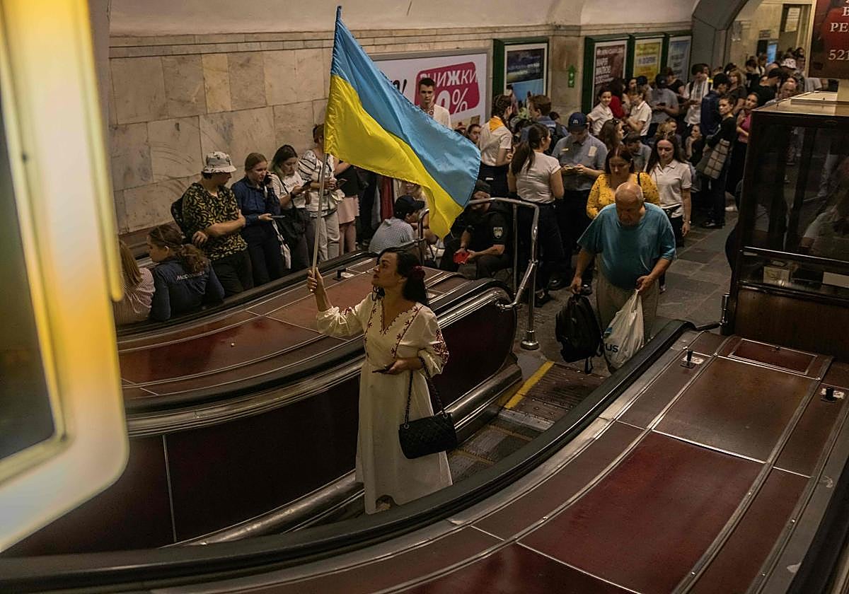 Una imagen de archivo de una mujer que porta una bandera de Ucrania