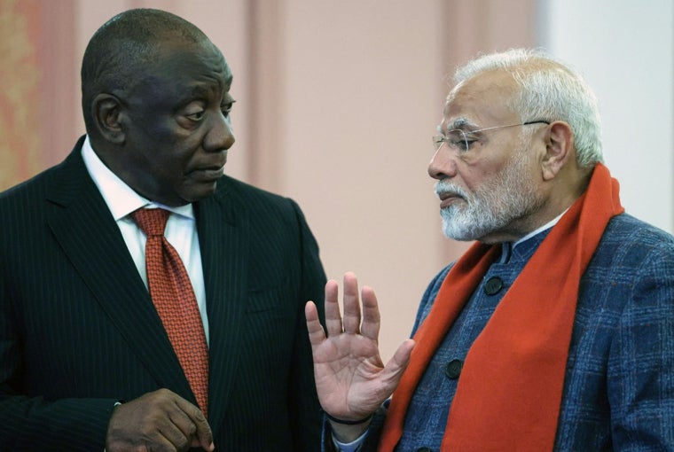 El presidente de Sudáfrica, Cyril Ramaphosa (izq.), y el primer ministro de la India, Narendra Modi, hablan mientras esperan el inicio de la cena de gala inaugural de la 16ª cumbre de los Brics