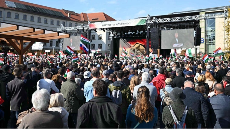 Orbán pronuncia un discurso durante un acto para conmemorar el 68º aniversario del levantamiento húngaro contra la ocupación soviética, en el centro cultural Millenaris de Budapest