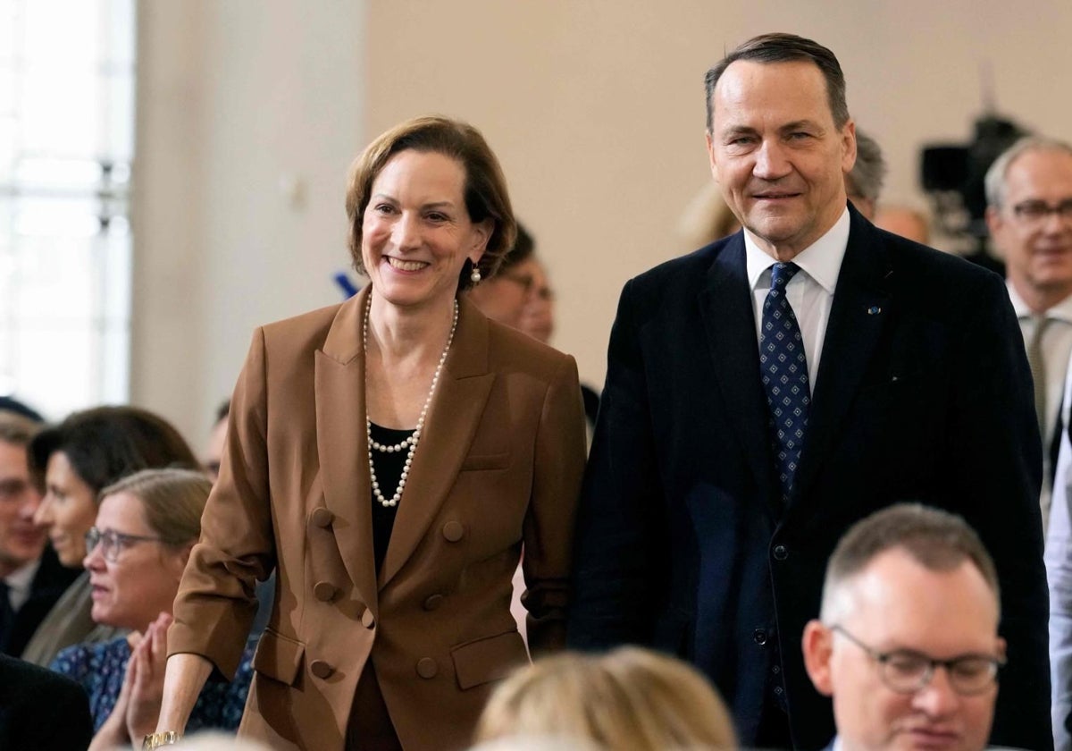 La periodista estadounidense Anne Applebaum junto a su marido, el ministro de Asuntos Exteriores de Polonia Radosław Sikorski